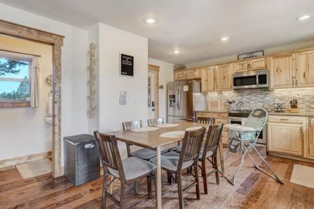 Cabin~Views~Heart Of Town~W&D~Fireplace~Kitchen Woodland Park Kültér fotó