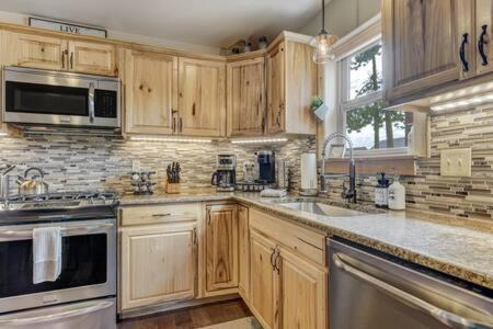 Cabin~Views~Heart Of Town~W&D~Fireplace~Kitchen Woodland Park Kültér fotó